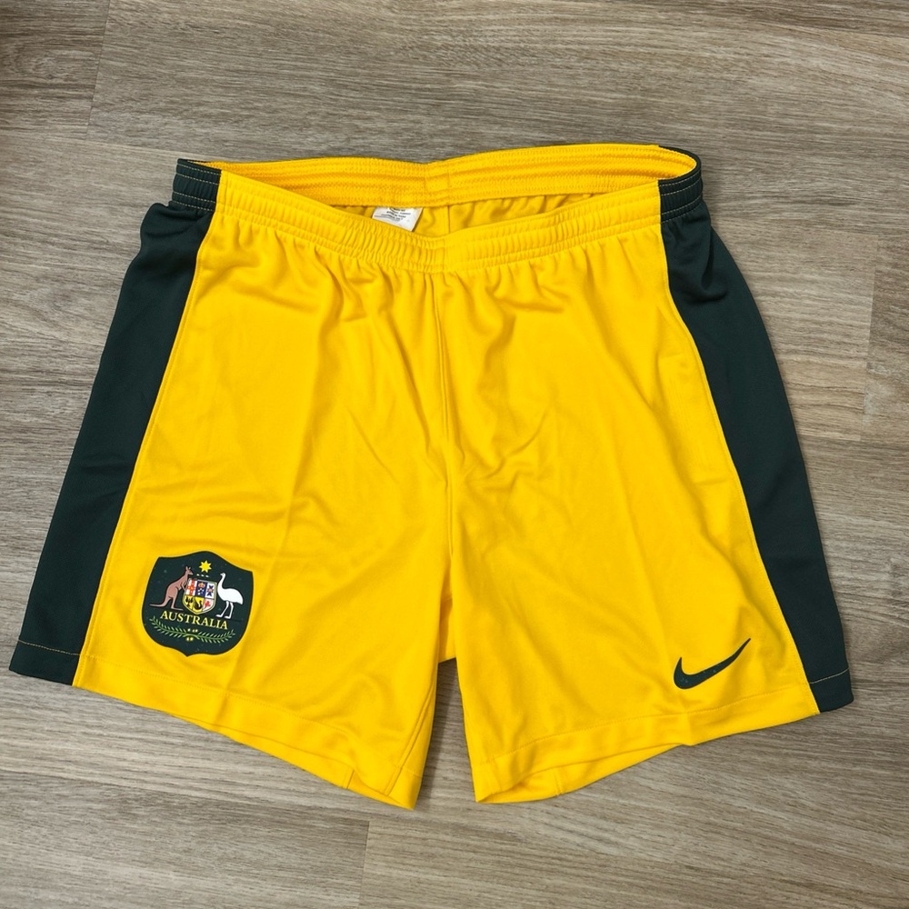 Nike Men's Athletic Shorts in Yellow and Dark Green